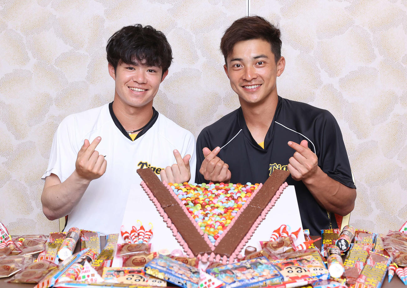 V字を形取ったバレンタインチョコレートに笑顔を見せる中野（左）と熊谷（撮影・上山淳一）