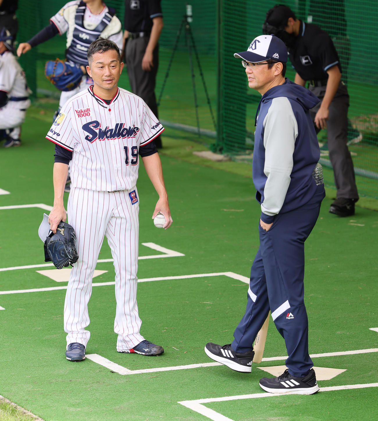 ヤクルト石川（左）は古田臨時コーチからアドバイスを受ける（23年2月7日撮影）
