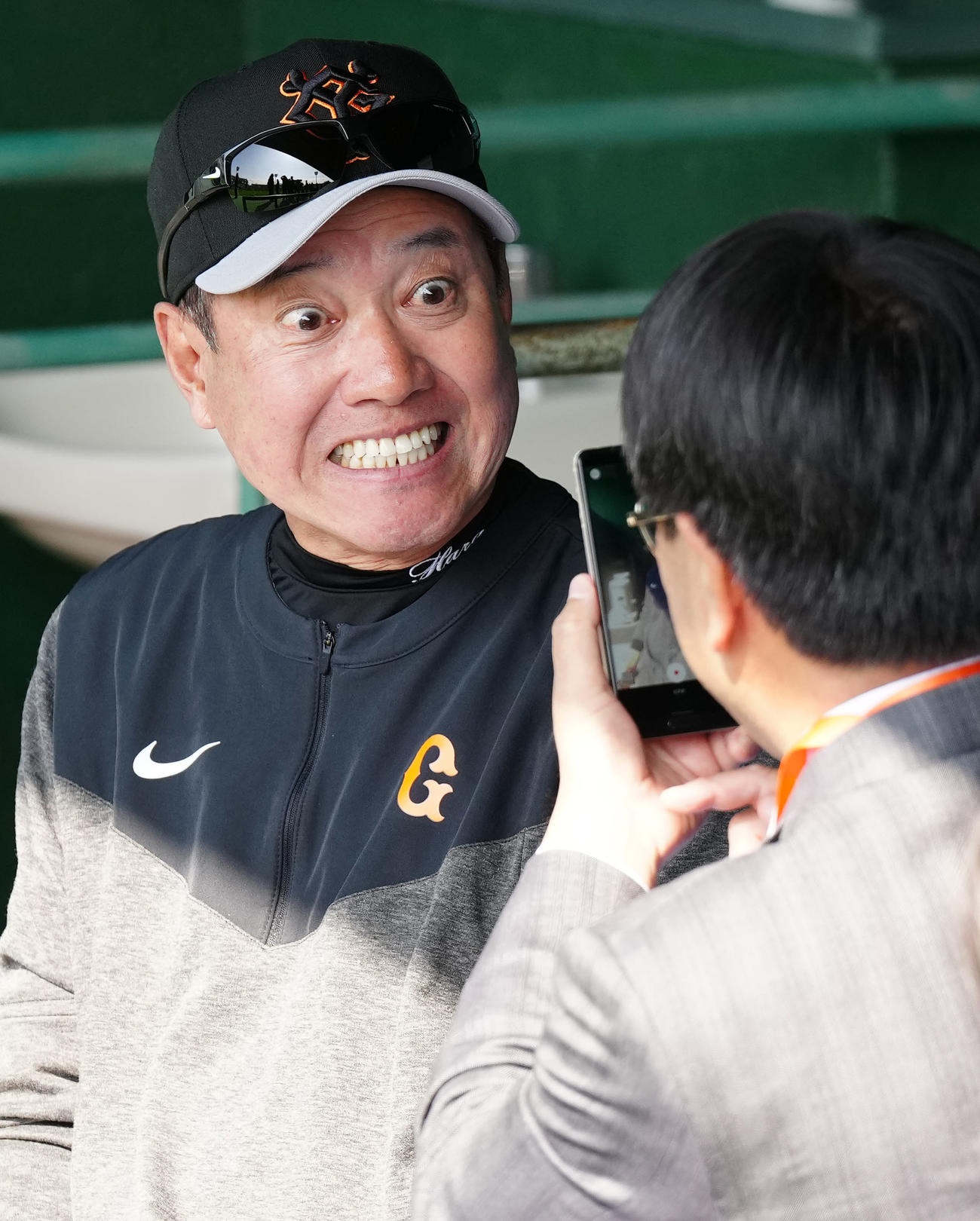 スマホに向かって、気合の表情を見せる巨人原監督（撮影・江口和貴）