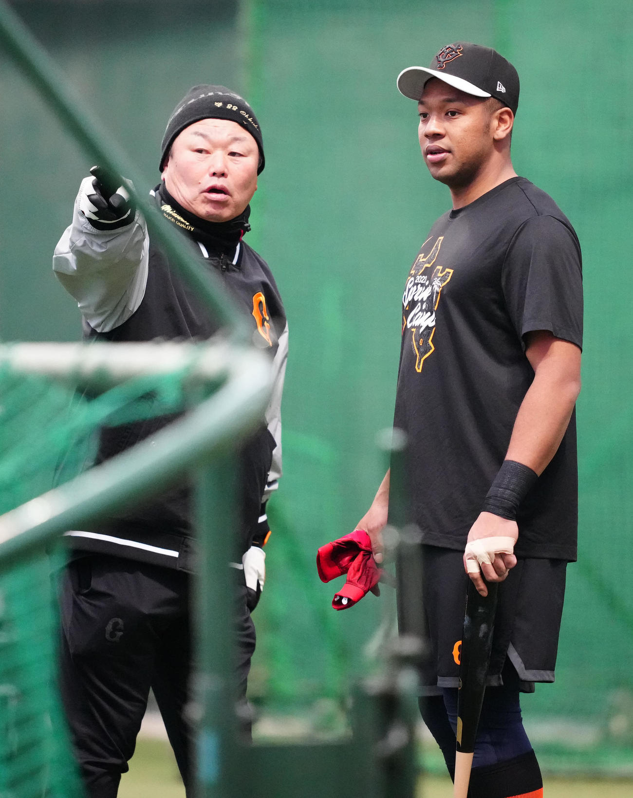 早朝練習で言葉を交わす巨人オコエ（右）と大久保打撃チーフコーチ（23年2月4日撮影）
