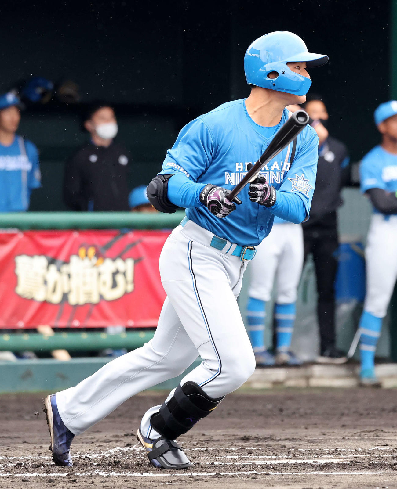 楽天対日本ハム　1回表日本ハム2死一、二塁、清宮は右中間2点適時二塁打を放つ（撮影・鈴木正人）