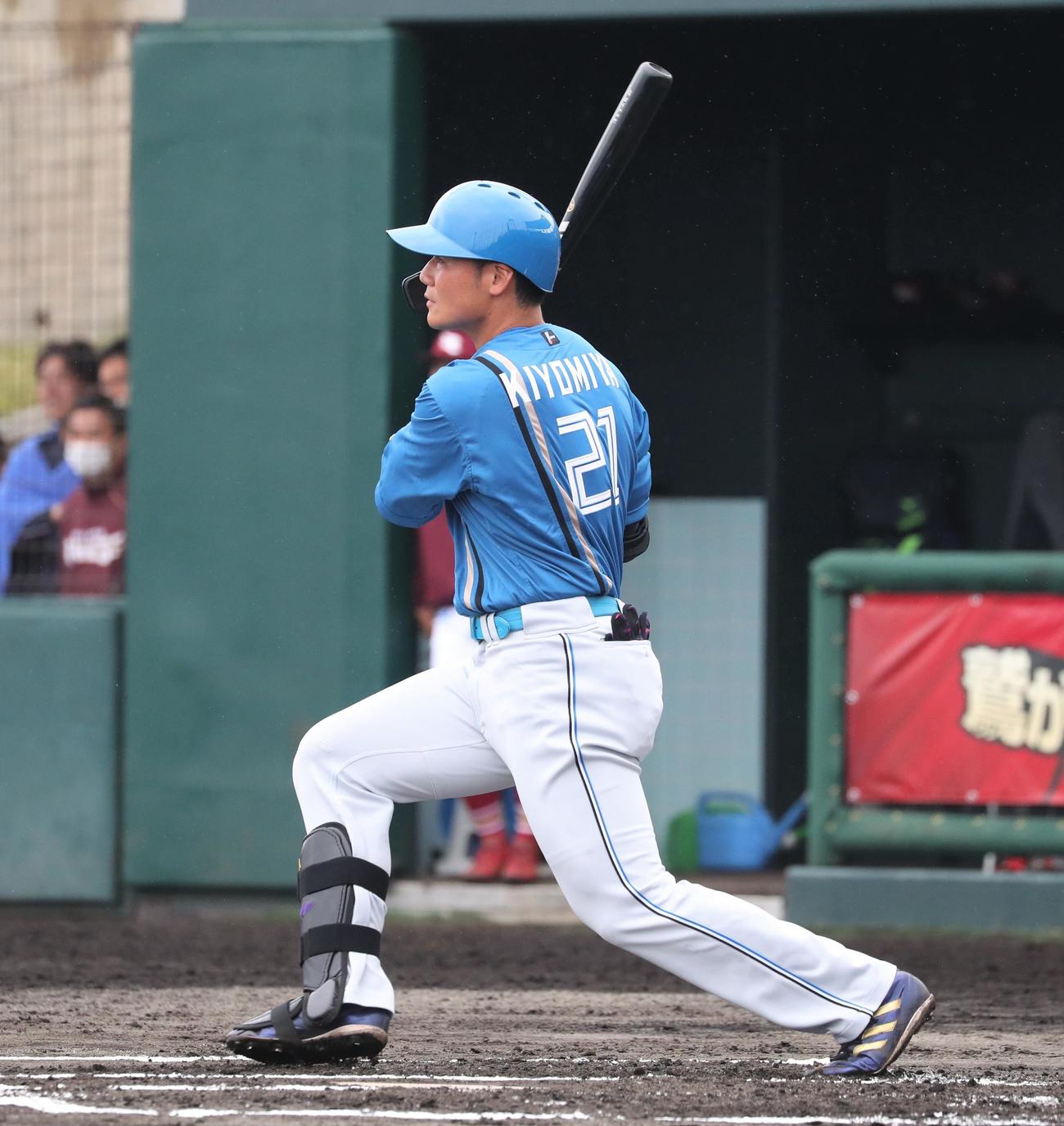 楽天対日本ハム　1回表日本ハム2死一、二塁、右中間に2点適時二塁打を放つ清宮（撮影・黒川智章）