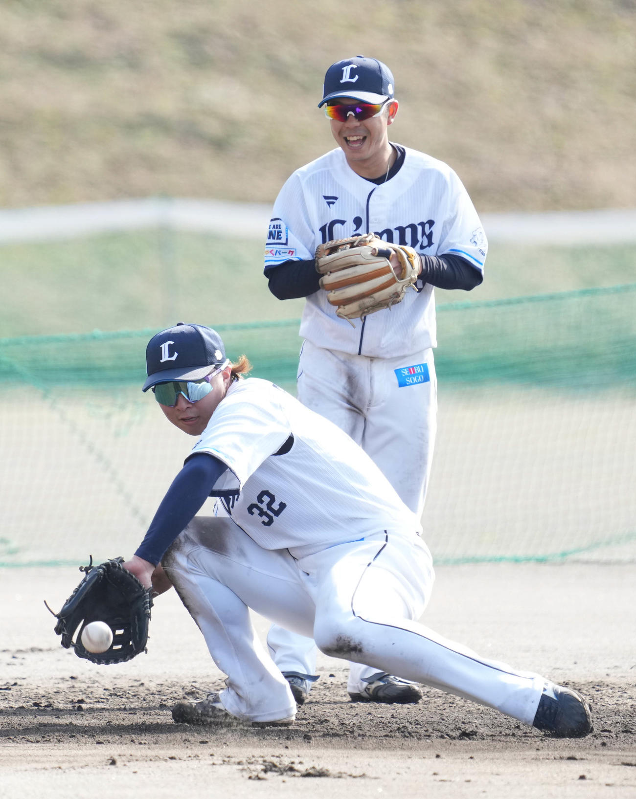 西武南郷キャンプ第2クール4日目、特守でノックを受ける西武山村崇嘉。後方は児玉亮涼（2023年2月14日）