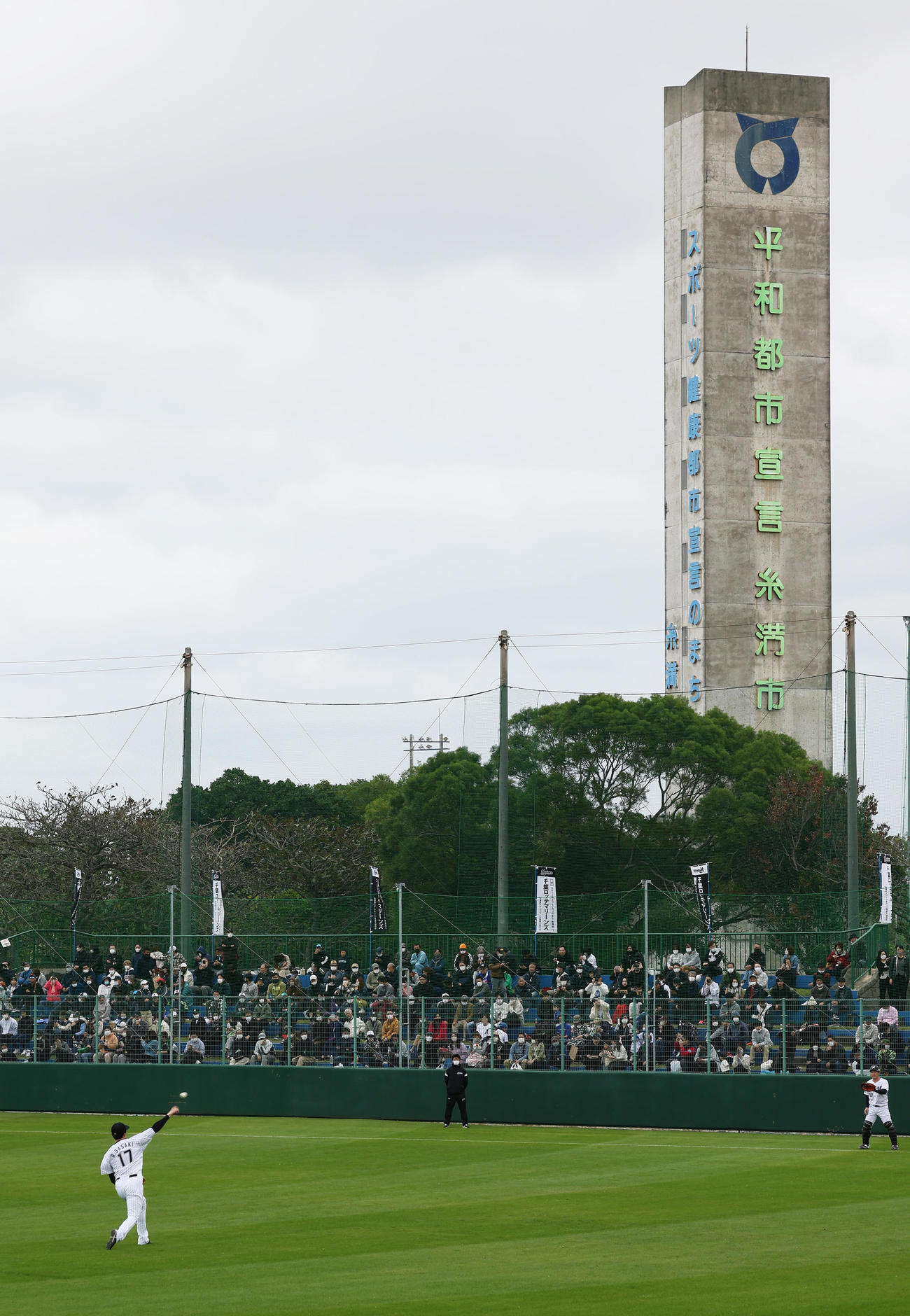 試合前、体を動かすロッテ佐々木朗（撮影・足立雅史）