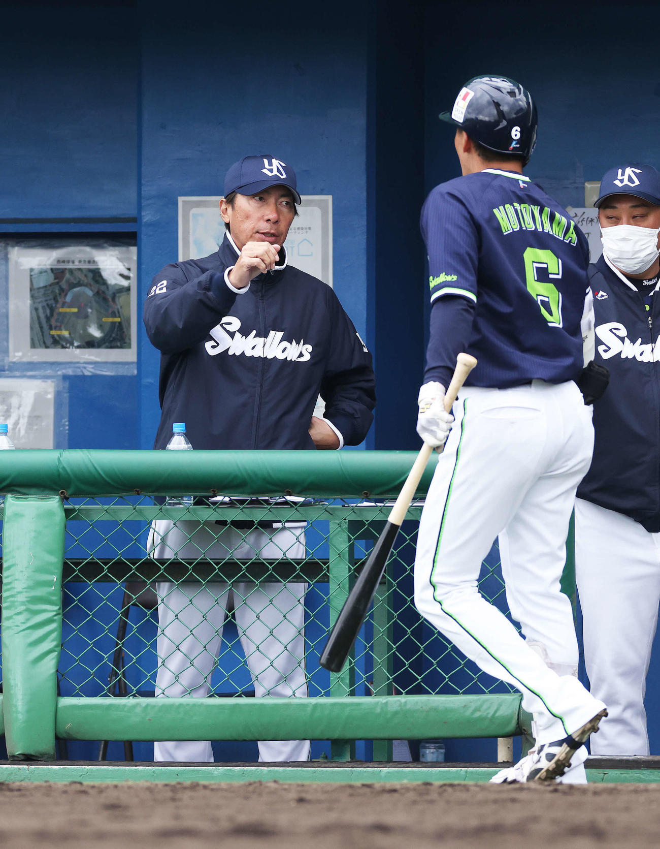 ロッテ対ヤクルト　ロッテ対ヤクルト　6回表無死、右越えソロ本塁打を放ち、生還する元山（右）を迎える高津監督（撮影・河田真司）