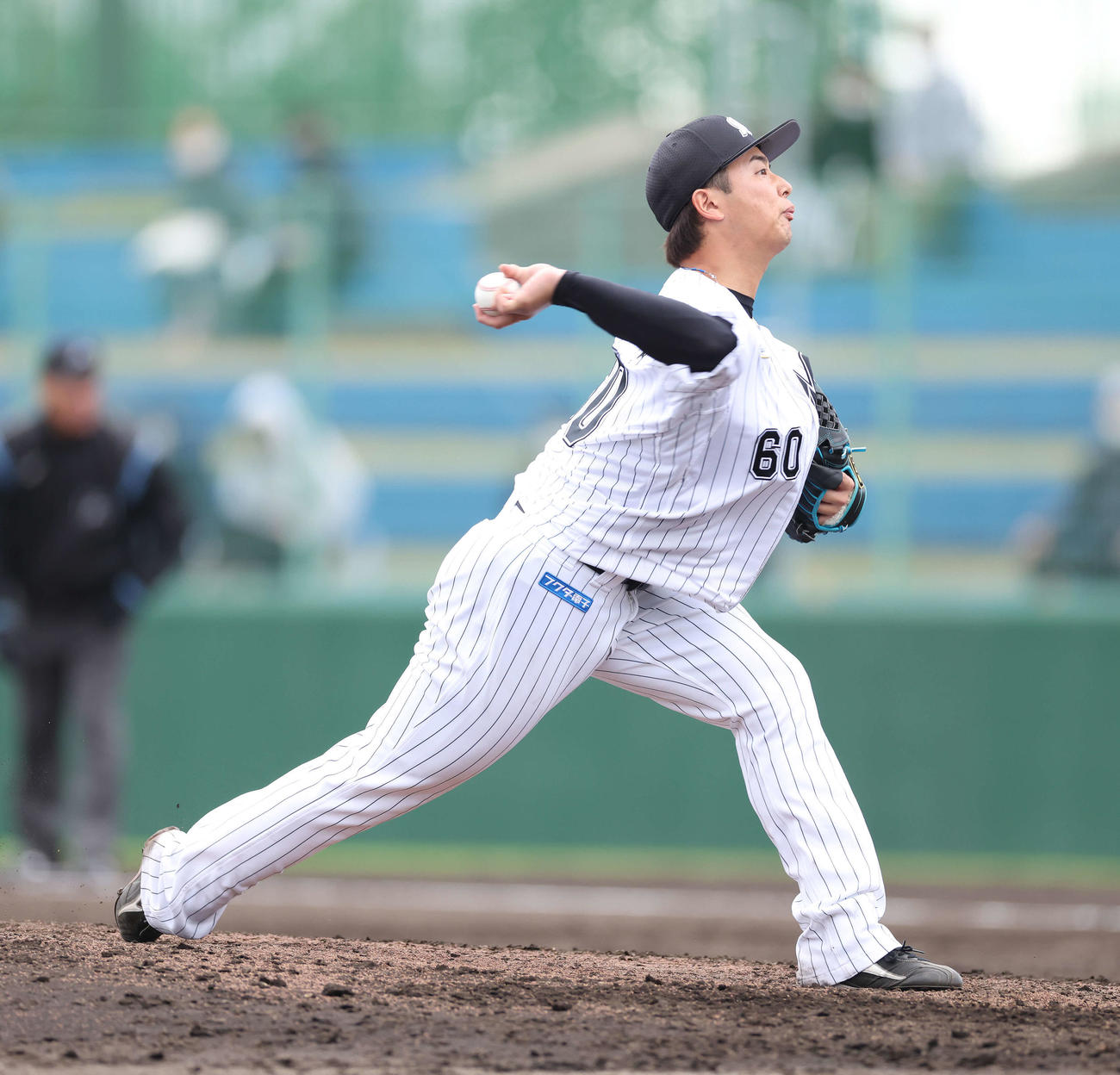 ロッテ対ヤクルト　9回表、ロッテ6番手で登板する横山（撮影・河田真司）