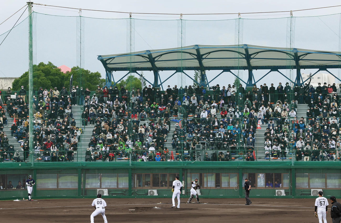 ロッテ対ヤクルト　2回表ヤクルト無死、打席に向かう村上（左端）。投手佐々木朗（左から3人目）（撮影・足立雅史）