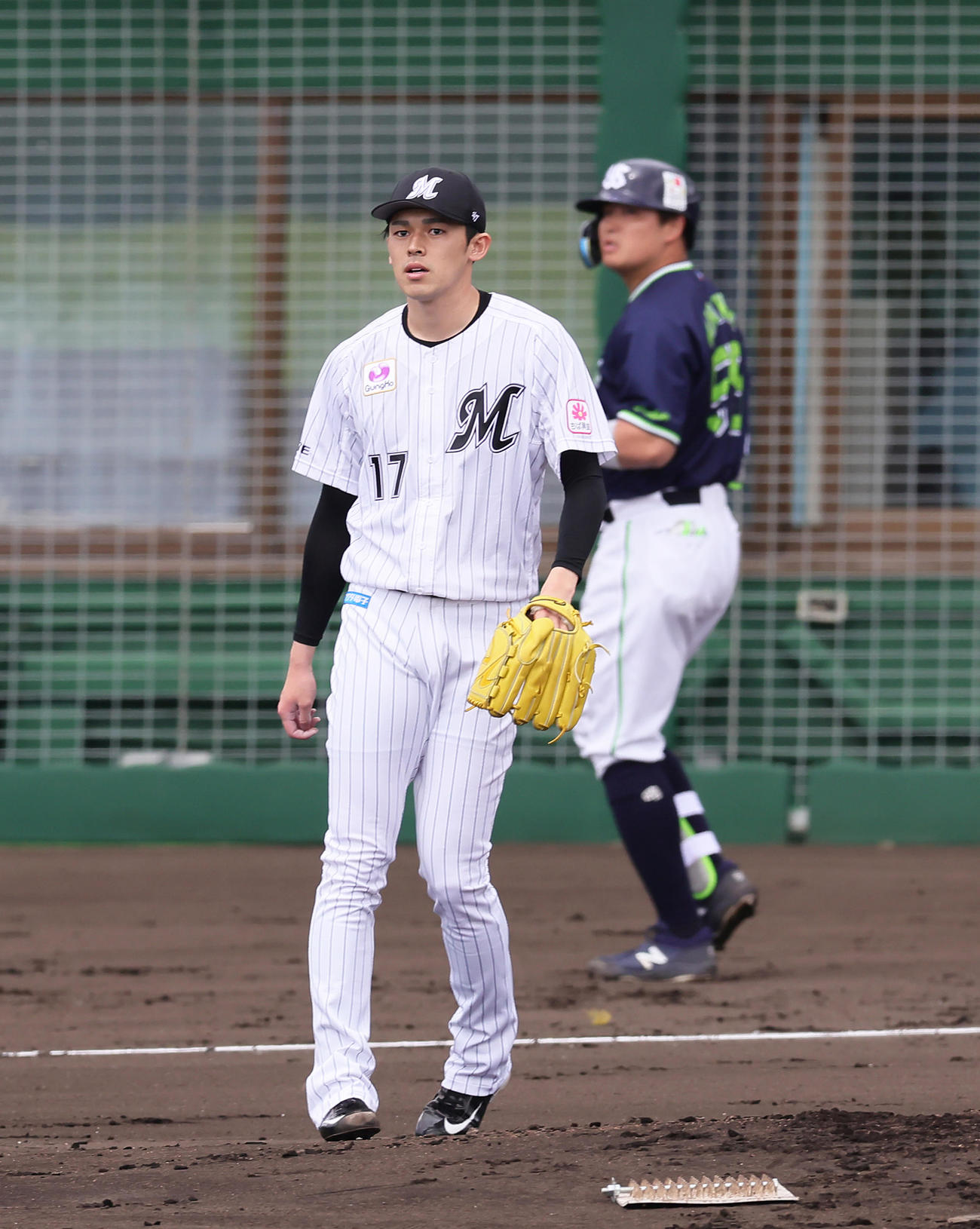 ロッテ対ヤクルト　2回表ヤクルト無死、村上（後方）を空振り三振に仕留めた佐々木朗（撮影・足立雅史）