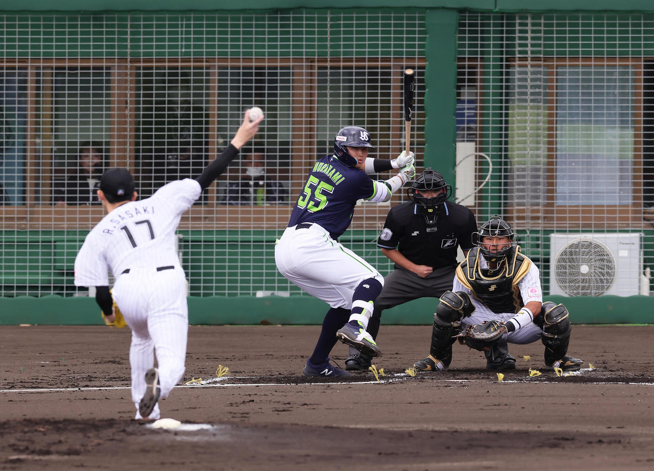 ロッテ対ヤクルト　2回表ヤクルト無死、打席に村上を迎えた投手佐々木朗（撮影・足立雅史）