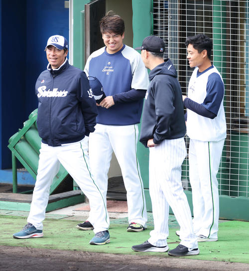 ロッテ対ヤクルト 試合前、球場入りし、ロッテ吉井監督(右から2人目)と言葉を交わすヤクルトの、左から高津監督、村上、1人おいて中村(撮影・河田真司)