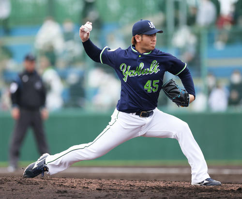 ロッテ対ヤクルト 5回裏、ヤクルト3番手で登板する小沢(撮影・河田真司)