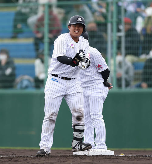 ロッテ対ヤクルト 5回裏ロッテ無死、右前打を放ち出塁する松川(撮影・河田真司)