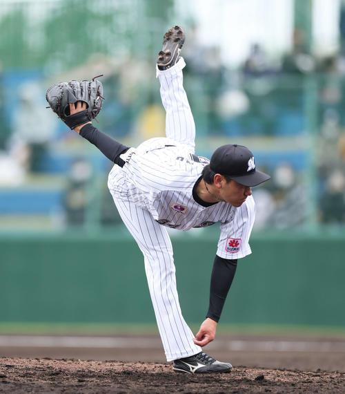 ロッテ対ヤクルト 6回裏、ロッテ4番手で登板する高野(撮影・河田真司)