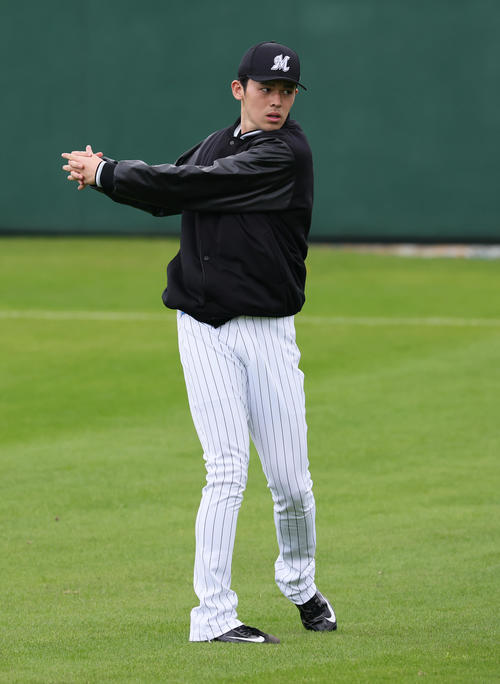 試合前、体を動かすロッテ佐々木朗(撮影・足立雅史)