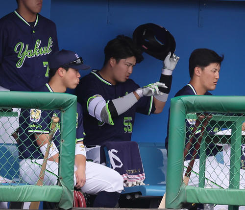 ロッテ対ヤクルト 2回表ヤクルト無死、村上(中央)は空振り三振に倒れベンチで悔しそうな表情を見せる(撮影・足立雅史)