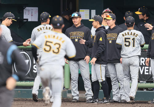 楽天対阪神　3回を終え、阪神森下（左から4人目）はベンチ前でナインを出迎える（撮影・上山淳一）