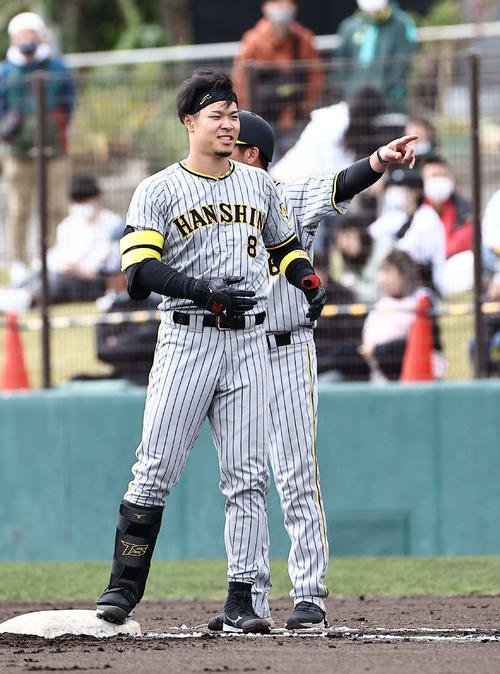 楽天対阪神　2回表阪神2死二、三塁、中前に適時打を放った佐藤輝は笑顔を見せる（撮影・上田博志）