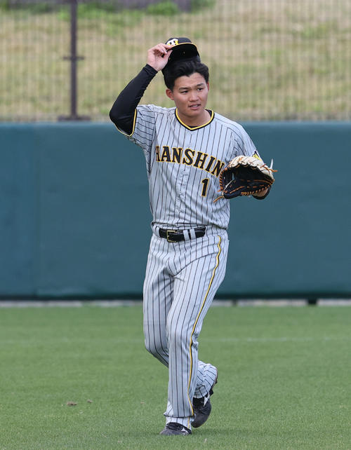 楽天対阪神　6回の攻撃を終え、右翼へつく阪神森下（撮影・上山淳一）