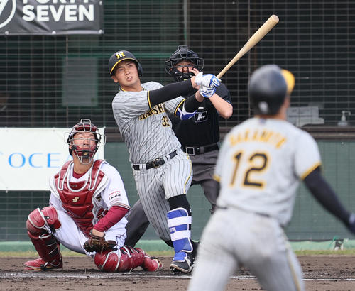 楽天対阪神　7回表阪神1死一、二塁、代打井上は左越え3点本塁打を放つ（撮影・上山淳一）