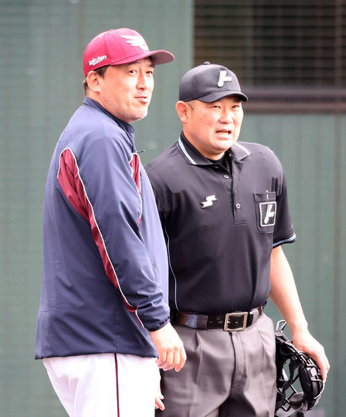 楽天対阪神　3回表、投手交代を告げる楽天石井監督（撮影・鈴木正人）