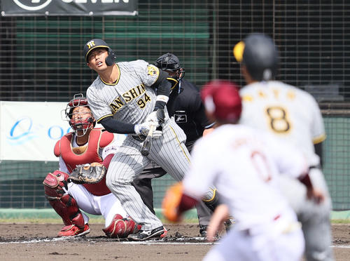 楽天対阪神　1回表阪神1死二塁、原口は中越え2点本塁打を放つ（撮影・上山淳一）