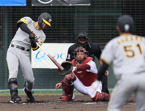 楽天対阪神　2回表阪神2死一塁、佐藤輝明は中前2点適時打を放つ（撮影・上山淳一）