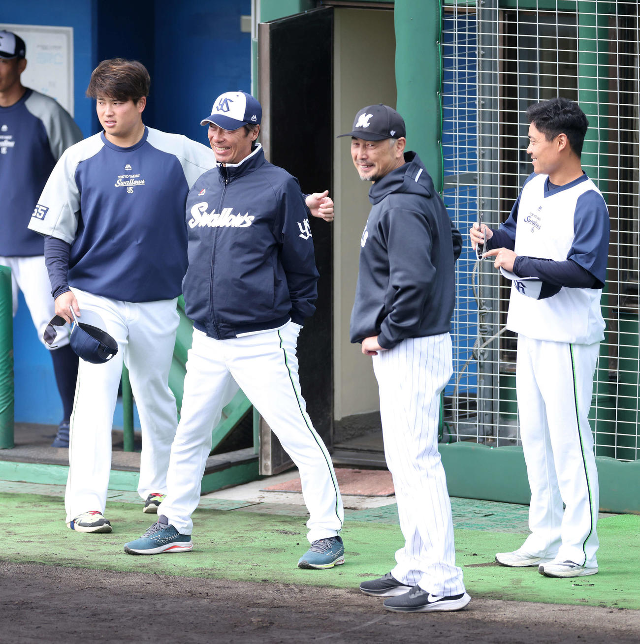 ロッテ対ヤクルト　試合前、球場入りし、ロッテ吉井監督（右から2人目）と言葉を交わすヤクルトの、左から村上、高津監督、1人おいて中村（撮影・河田真司）