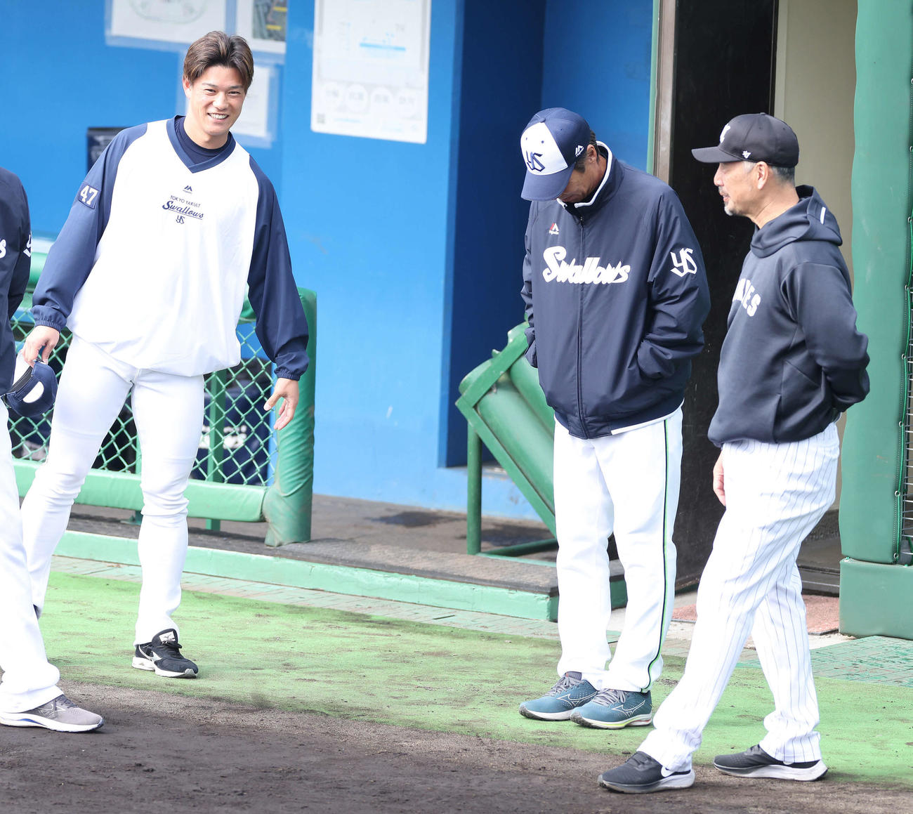 ロッテ対ヤクルト　試合前、球場入りし、ロッテ吉井監督（右）と言葉を交わすヤクルト高橋（左）と高津監督（撮影・河田真司）