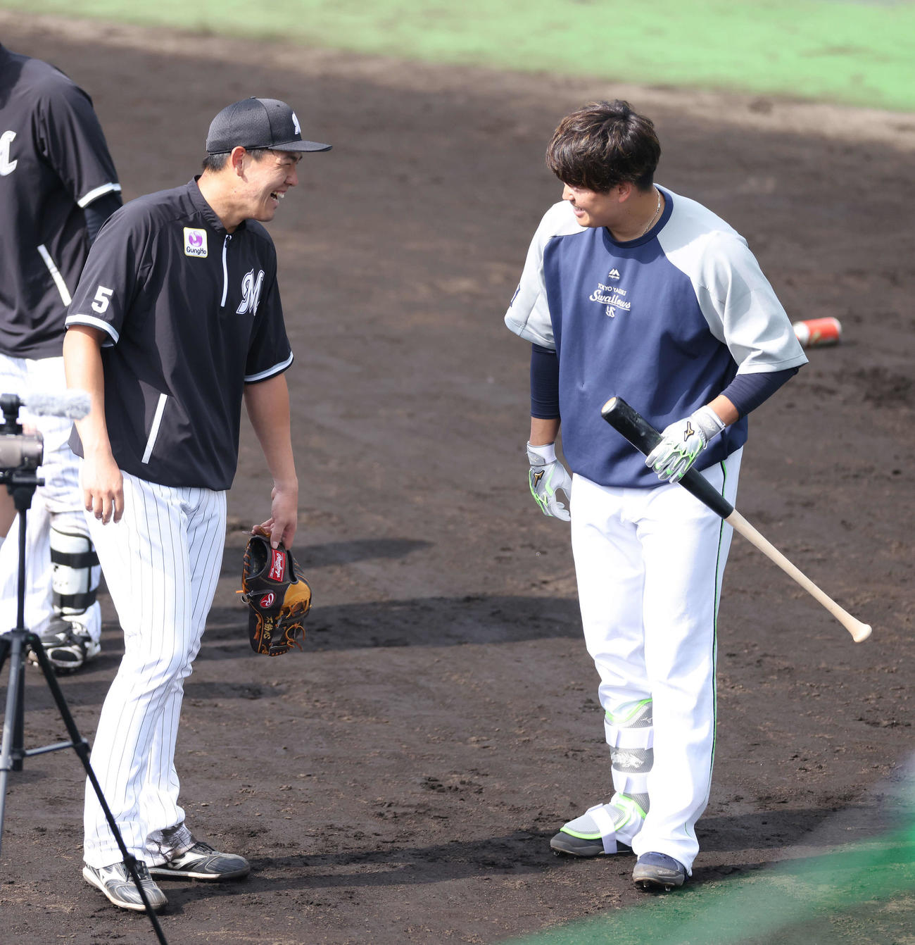 ロッテ対ヤクルト　試合前、言葉を交わすロッテ安田（左）とヤクルト村上（撮影・河田真司）