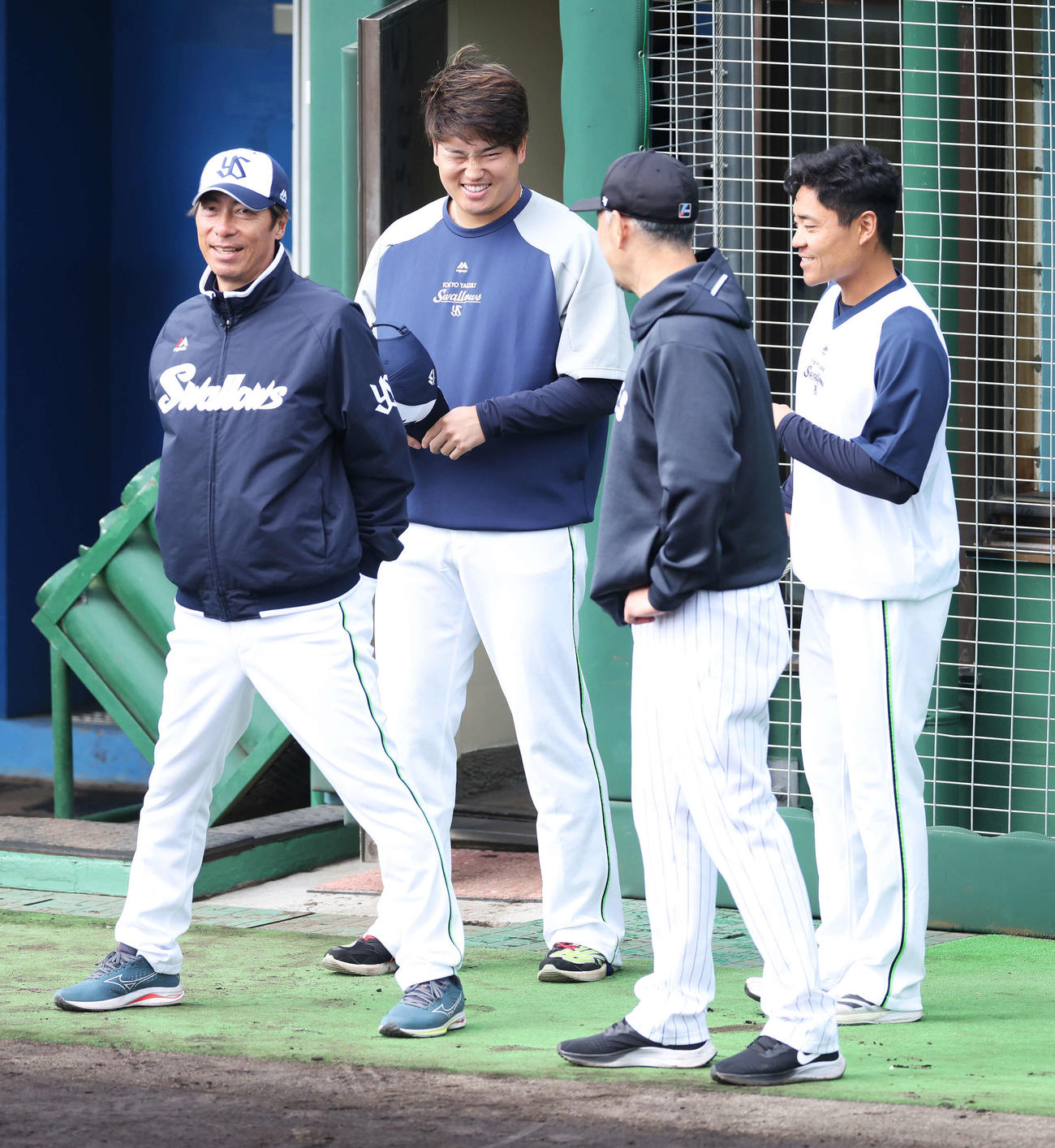 ロッテ対ヤクルト　試合前、球場入りし、ロッテ吉井監督（右から2人目）と言葉を交わすヤクルトの、左から高津監督、村上、1人おいて中村（撮影・河田真司）