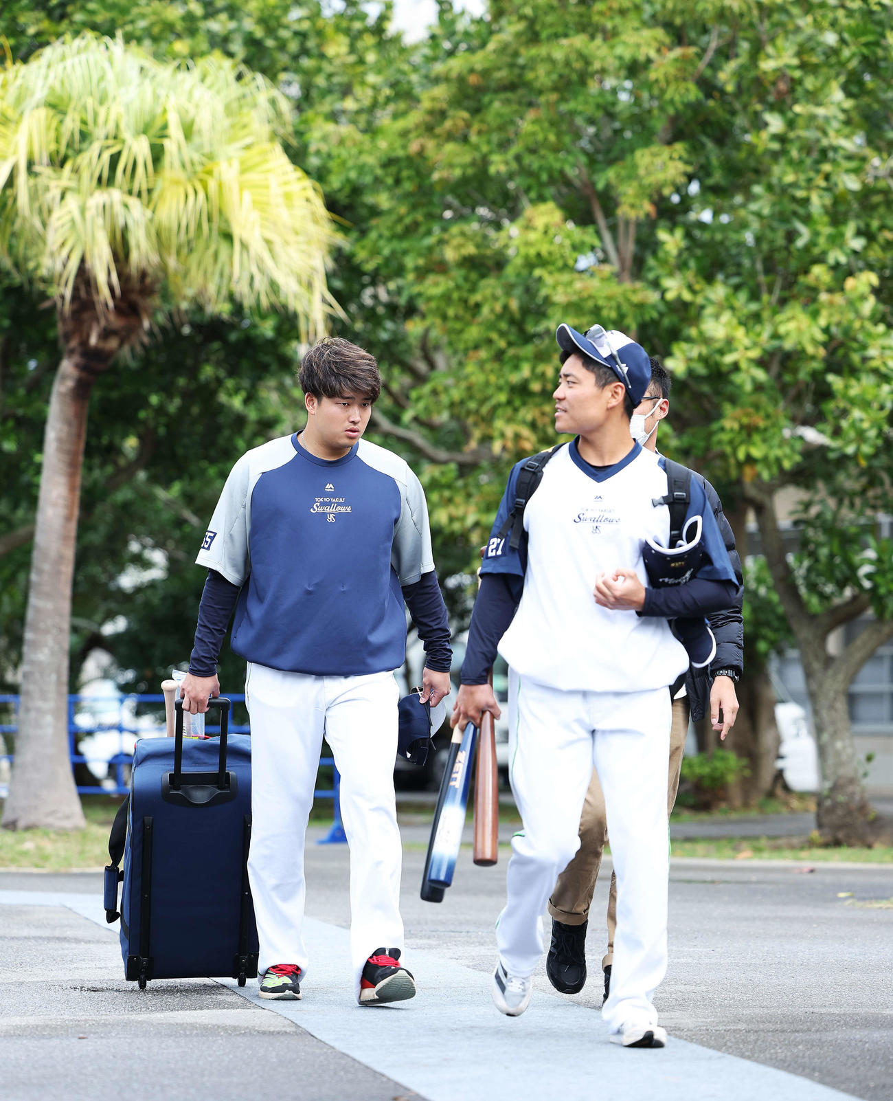 ロッテ対ヤクルト　球場入りするヤクルト村上宗隆（左）と中村（撮影・河田真司）