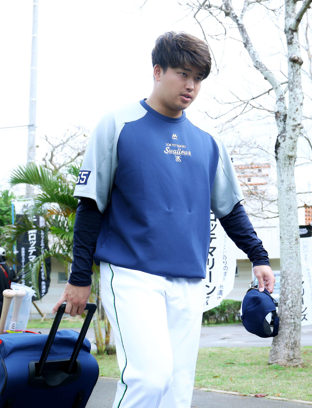 ロッテ対ヤクルト　試合前、球場入りするヤクルト村上（撮影・河田真司）