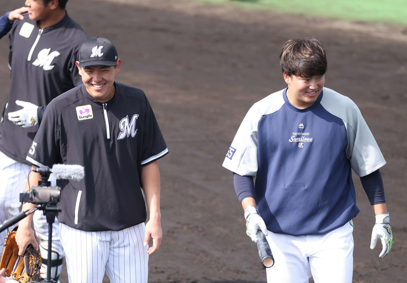 ロッテ対ヤクルト　試合前、言葉を交わすロッテ安田（左）とヤクルト村上（撮影・河田真司）