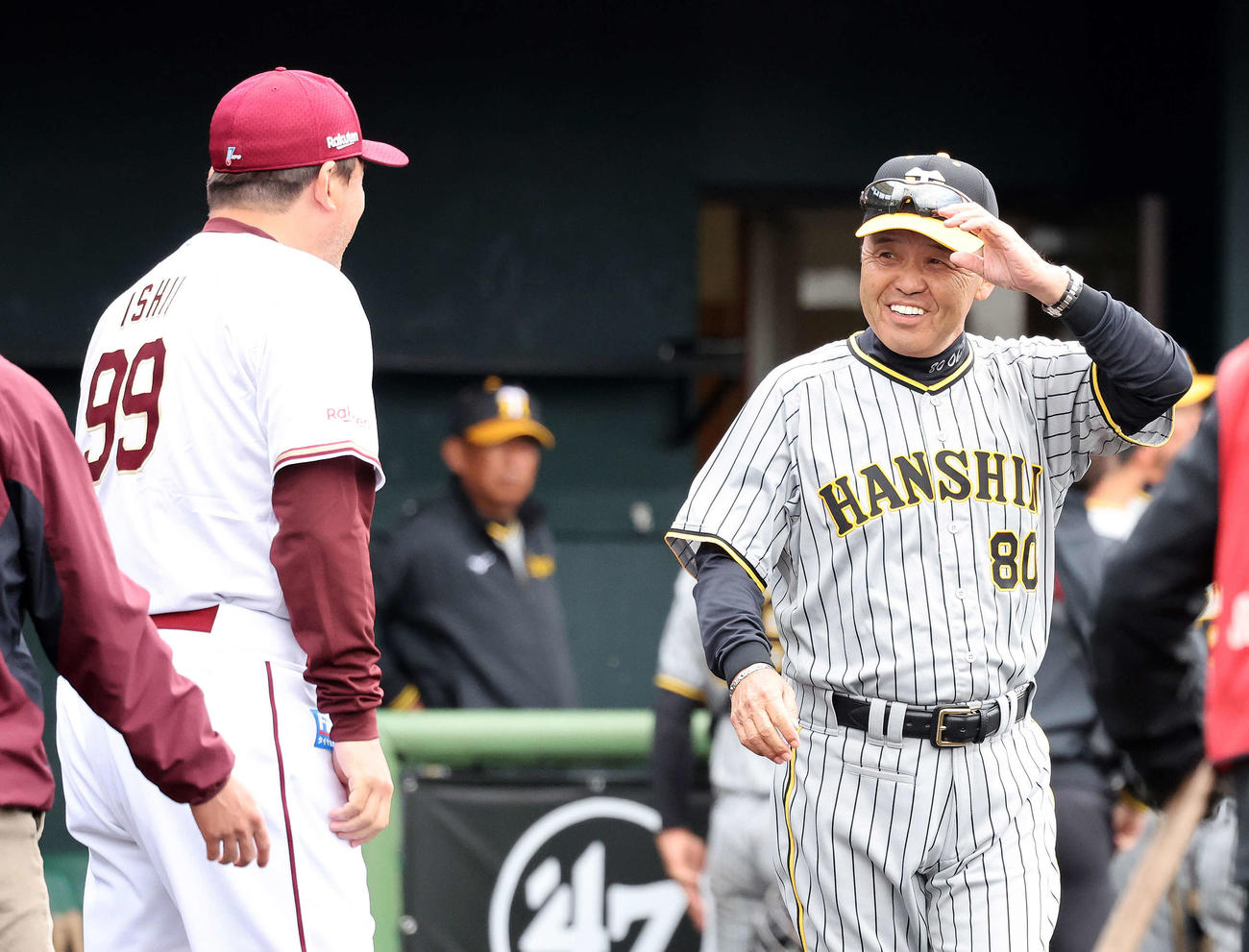 楽天対阪神　練習試合前、笑顔であいさつする阪神岡田監督（右）と楽天石井監督（撮影・鈴木正人）