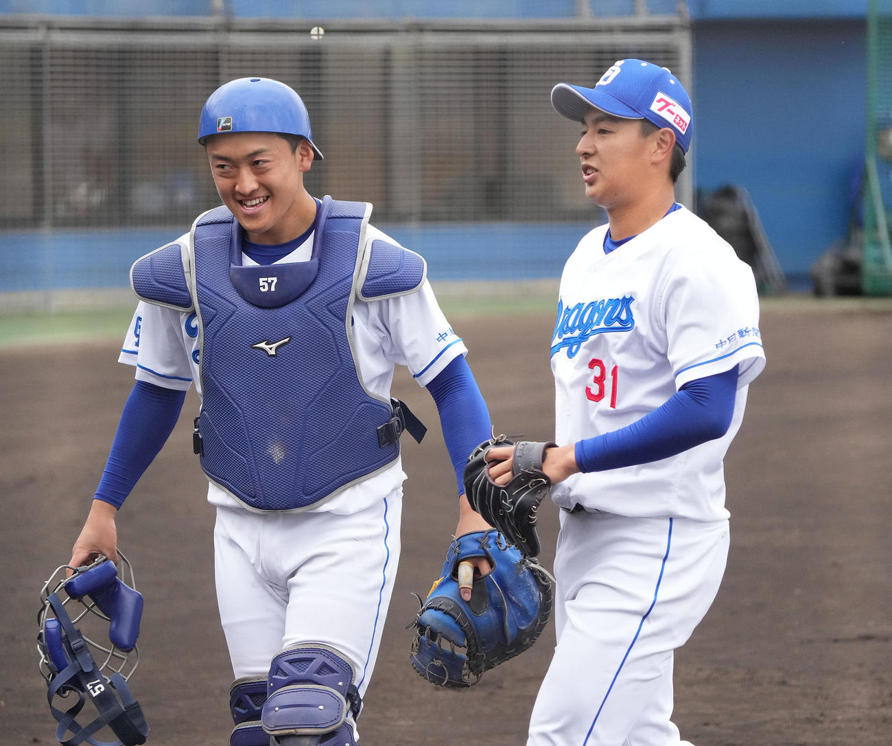 中日2軍練習試合　中日対沖縄電力　1回表沖縄電力攻撃終了、山浅とベンチへ戻る中日先発の仲地（右）（撮影・森本幸一）