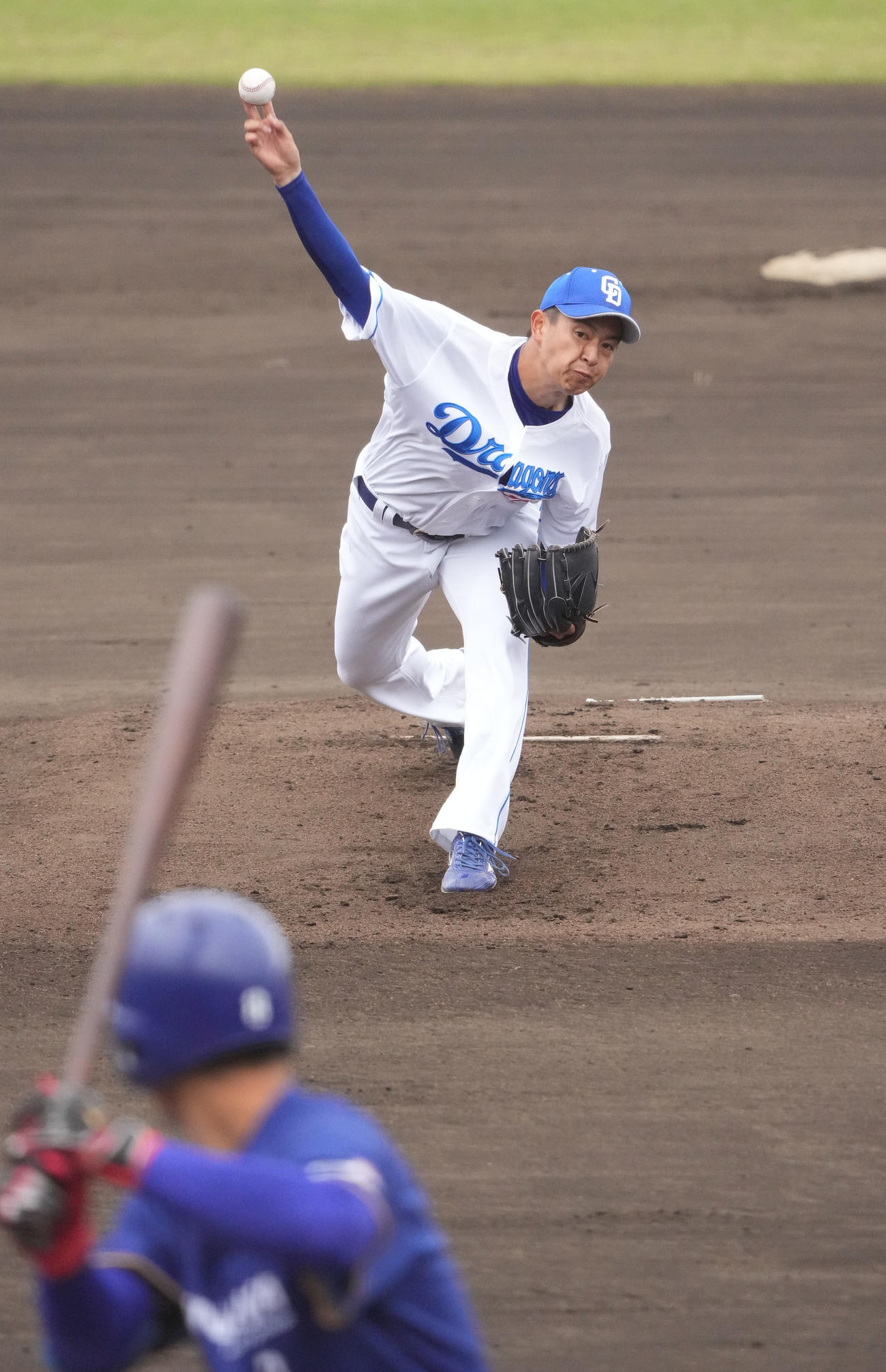 中日2軍練習試合　中日対沖縄電力　1回表、登板する中日先発の仲地（右）（撮影・森本幸一）