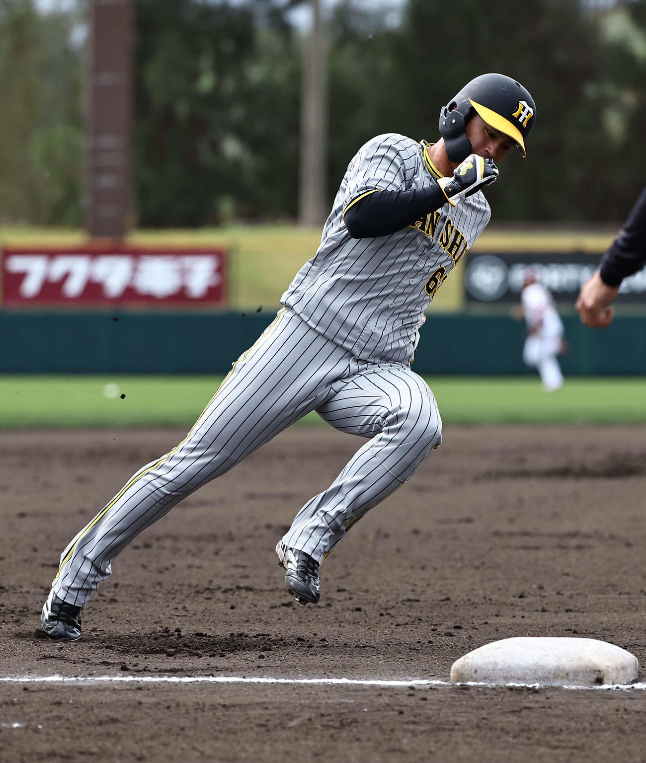 楽天対阪神　1回表阪神1死二塁、板山は佐藤輝の左中間適時二塁打で三塁を回り生還する（撮影・上田博志）