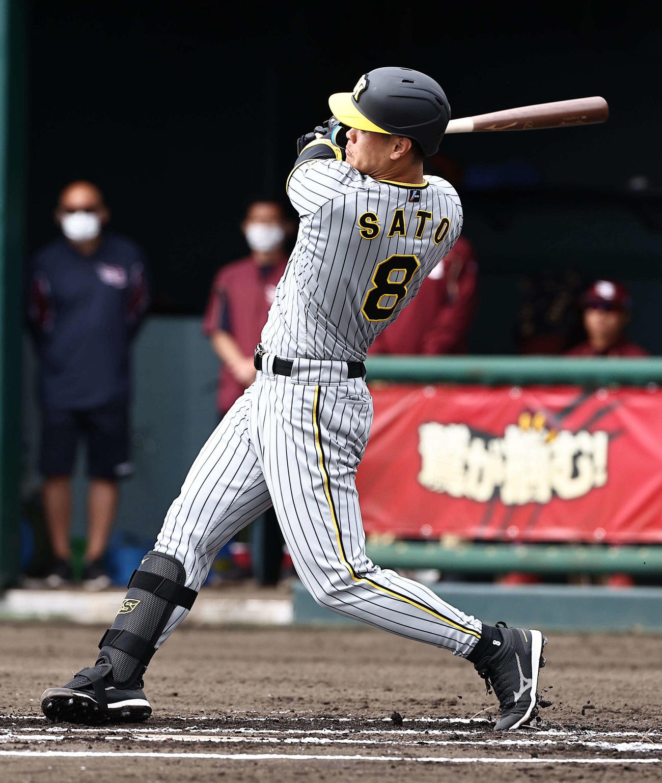 楽天対阪神　1回表阪神1死二塁、佐藤輝は中前に適時打を放つ（撮影・上田博志）