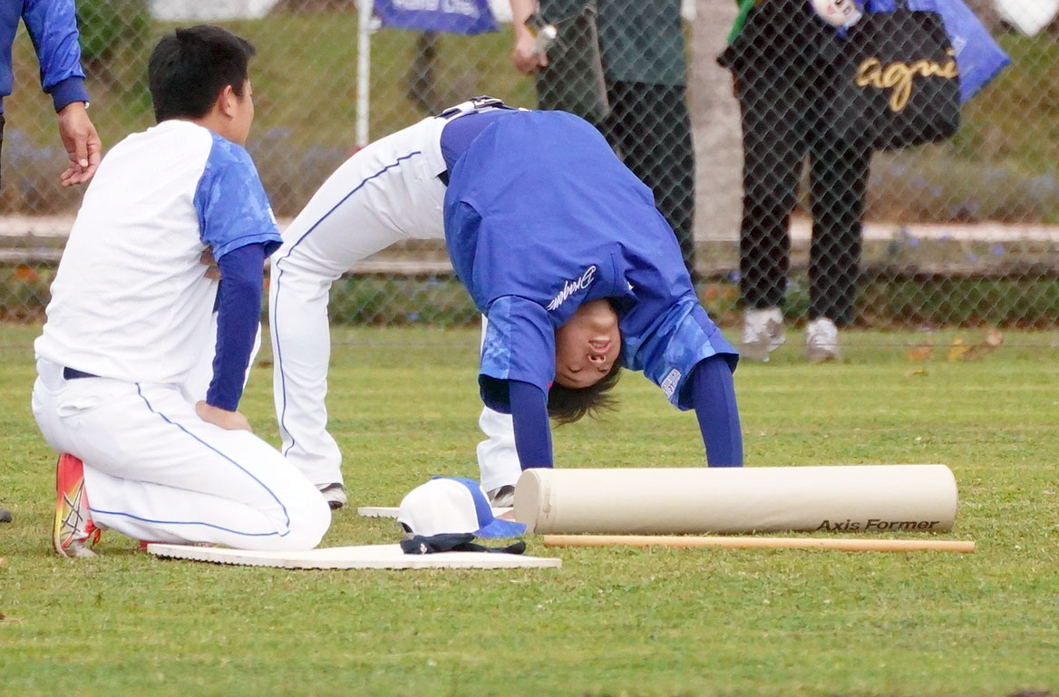 トレーニングでブリッジをする高橋宏（右）（2023年2月14日）