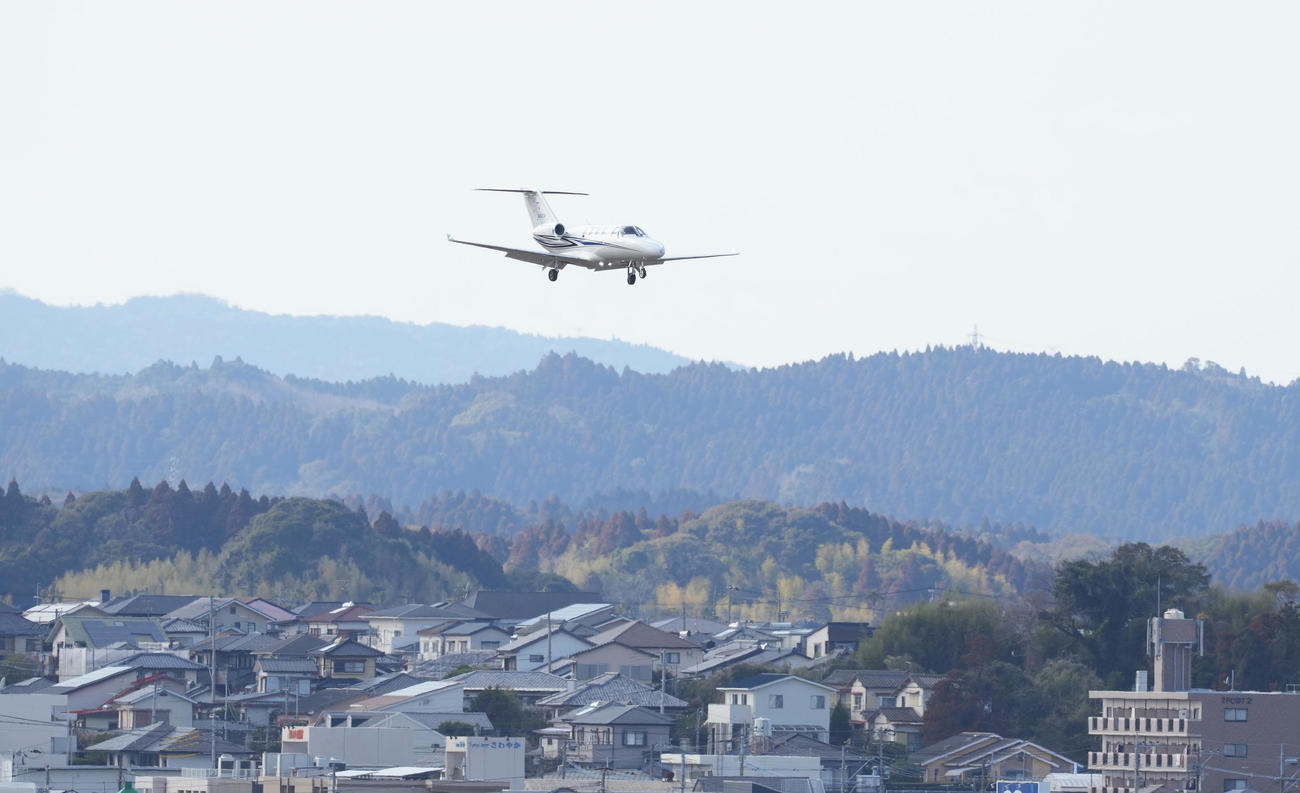 宮崎空港に着陸するダルビッシュを乗せたチャーター機（撮影・菅敏）