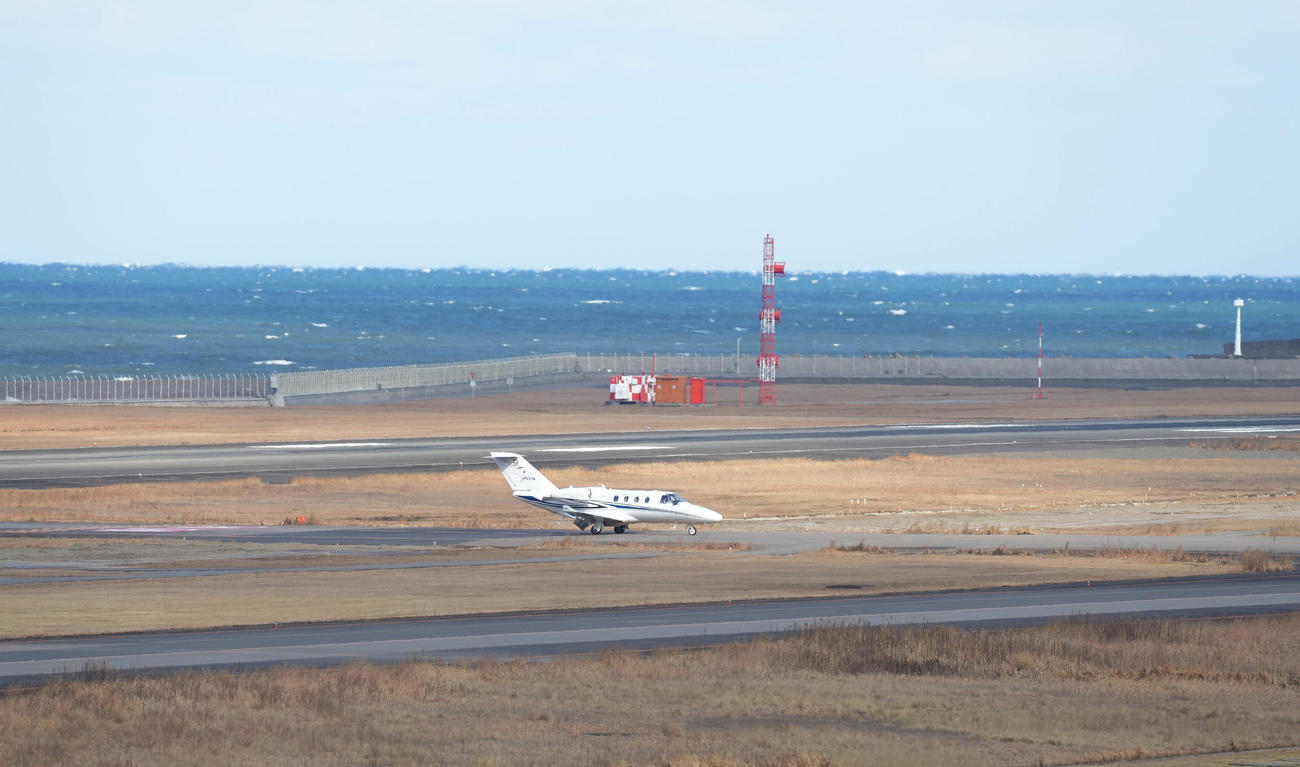 宮崎空港に着陸し、移動するダルビッシュ有を乗せたチャーター機（撮影・菅敏）