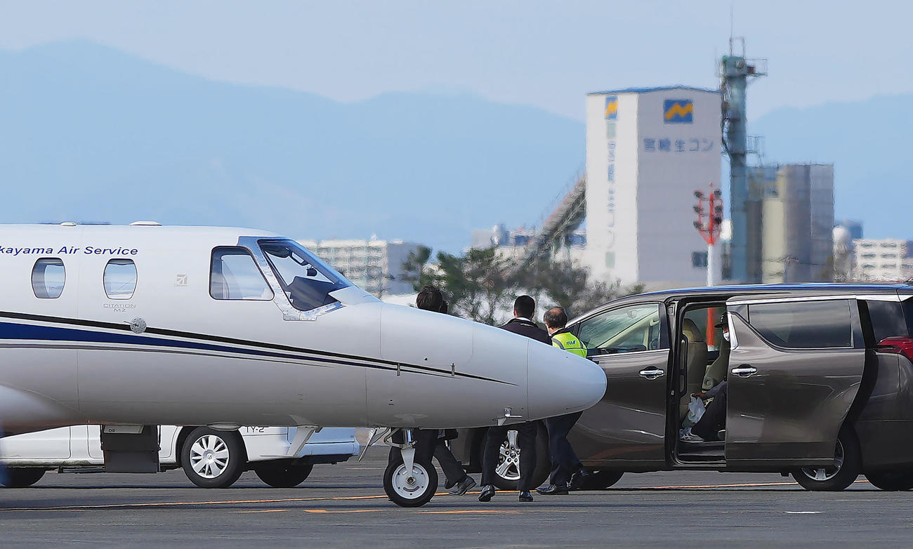 宮崎空港に到着しチャーター機からそのまま車に乗り込み職員にあいさつするダルビッシュ（撮影・垰建太）