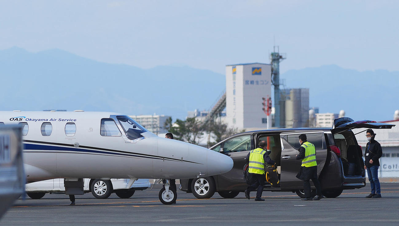 宮崎空港に到着しチャーター機から運び込まれるダルビッシュの荷物（撮影・垰建太）