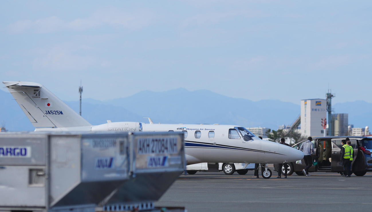宮崎空港に到着しチャーター機からそのまま車に乗り込むダルビッシュ（撮影・垰建太）