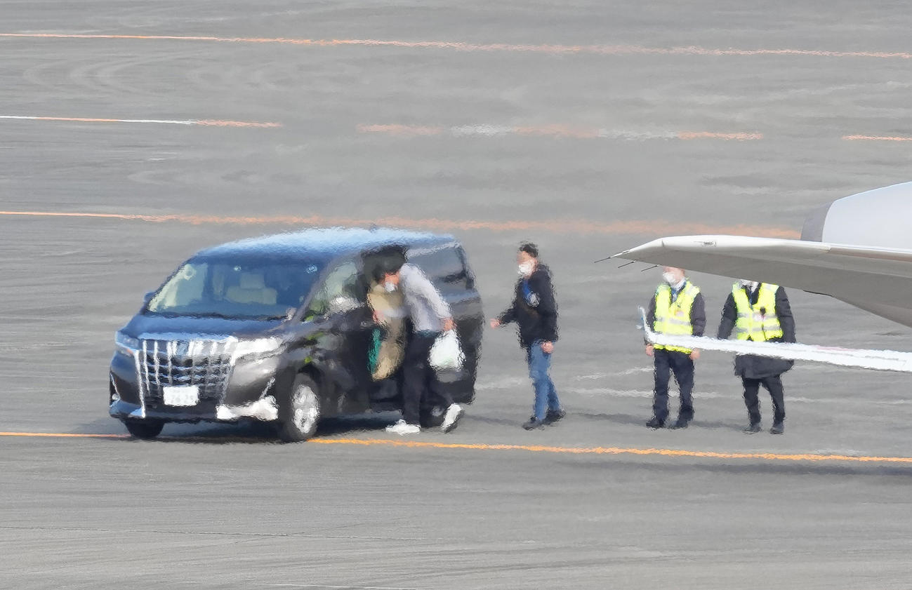 チャーター機で宮崎空港に着陸し、車に乗り込むダルビッシュ（左端）（撮影・菅敏）