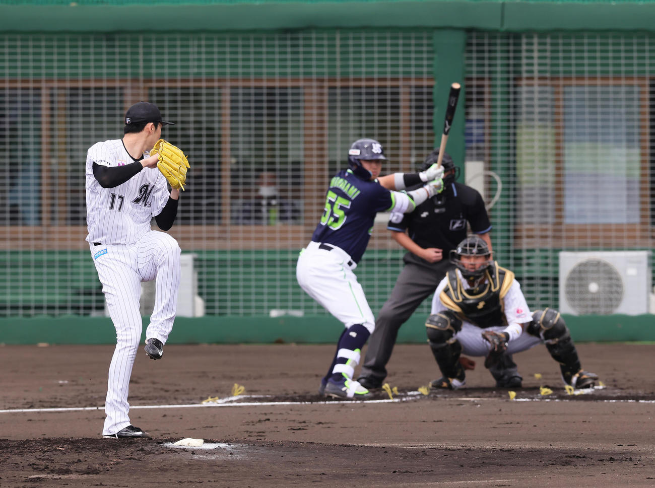 ロッテ対ヤクルト　2回表ヤクルト無死、打席に村上を迎えた投手佐々木朗（撮影・足立雅史）