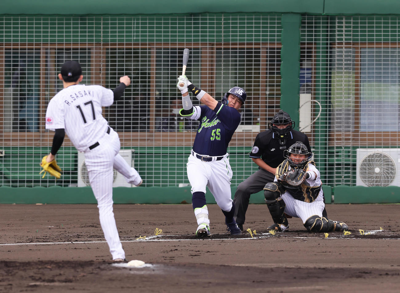 ロッテ対ヤクルト　2回表ヤクルト無死、村上は空振り三振に倒れる。投手佐々木朗（撮影・足立雅史）