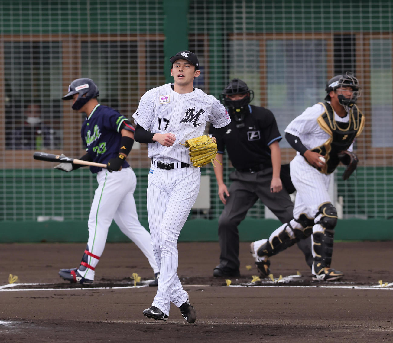 ロッテ対ヤクルト　1回表ヤクルト2死、内山（左）を空振り三振に仕留めた佐々木朗（撮影・足立雅史）