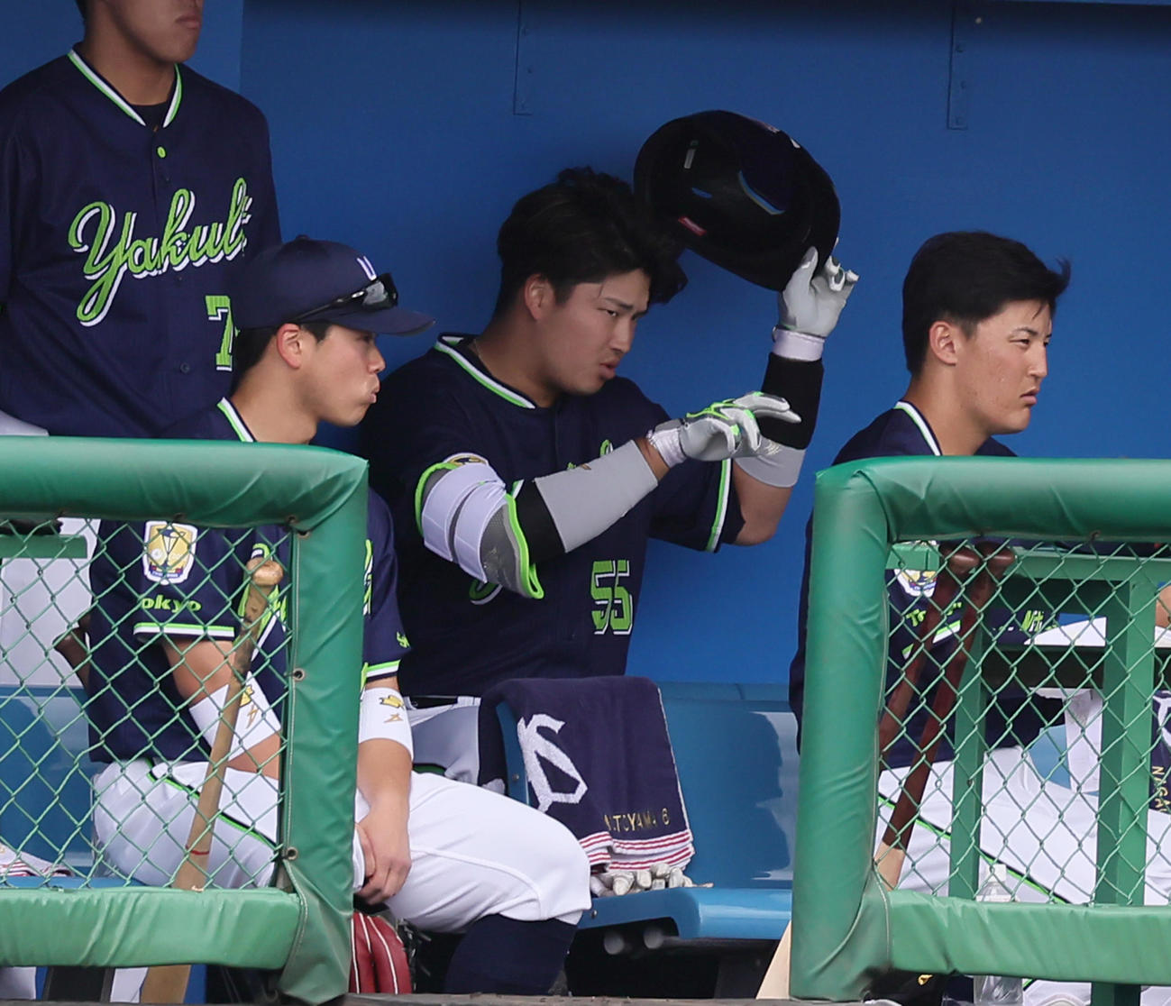 ロッテ対ヤクルト　2回表ヤクルト無死、村上（中央）は空振り三振に倒れベンチで悔しそうな表情を見せる（撮影・足立雅史）