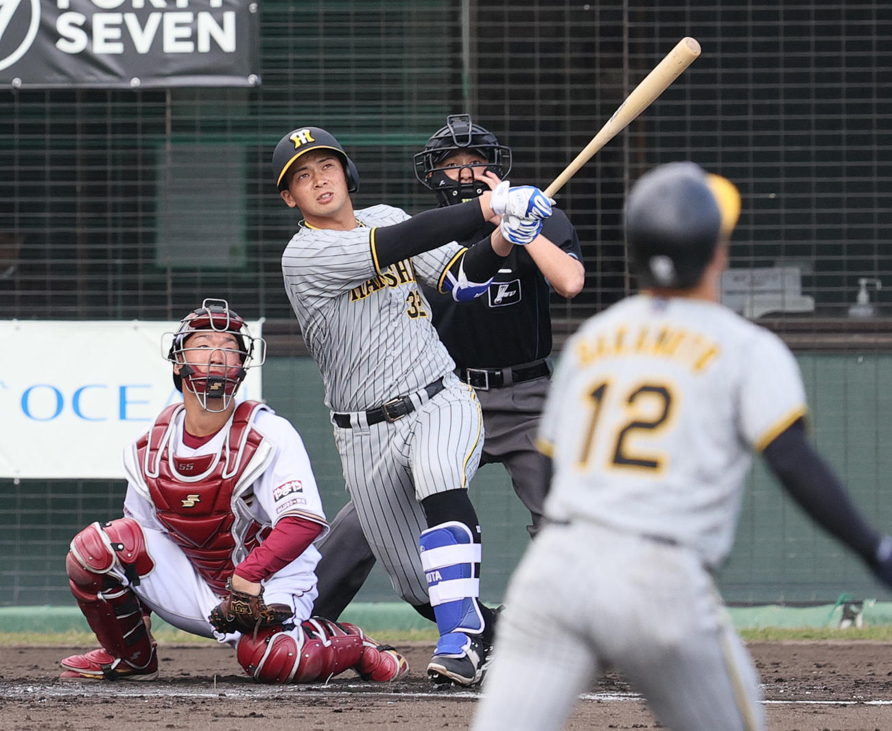 楽天対阪神　7回表阪神1死一、二塁、代打井上は左越え3点本塁打を放つ（撮影・上山淳一）